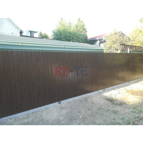 Dió színű trapézlemezes kerítésrendszer betonelemmel