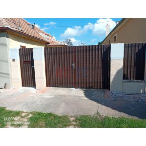   RAL 8017 színű trapézlemezes szárnyaskapuk és kerítésmező